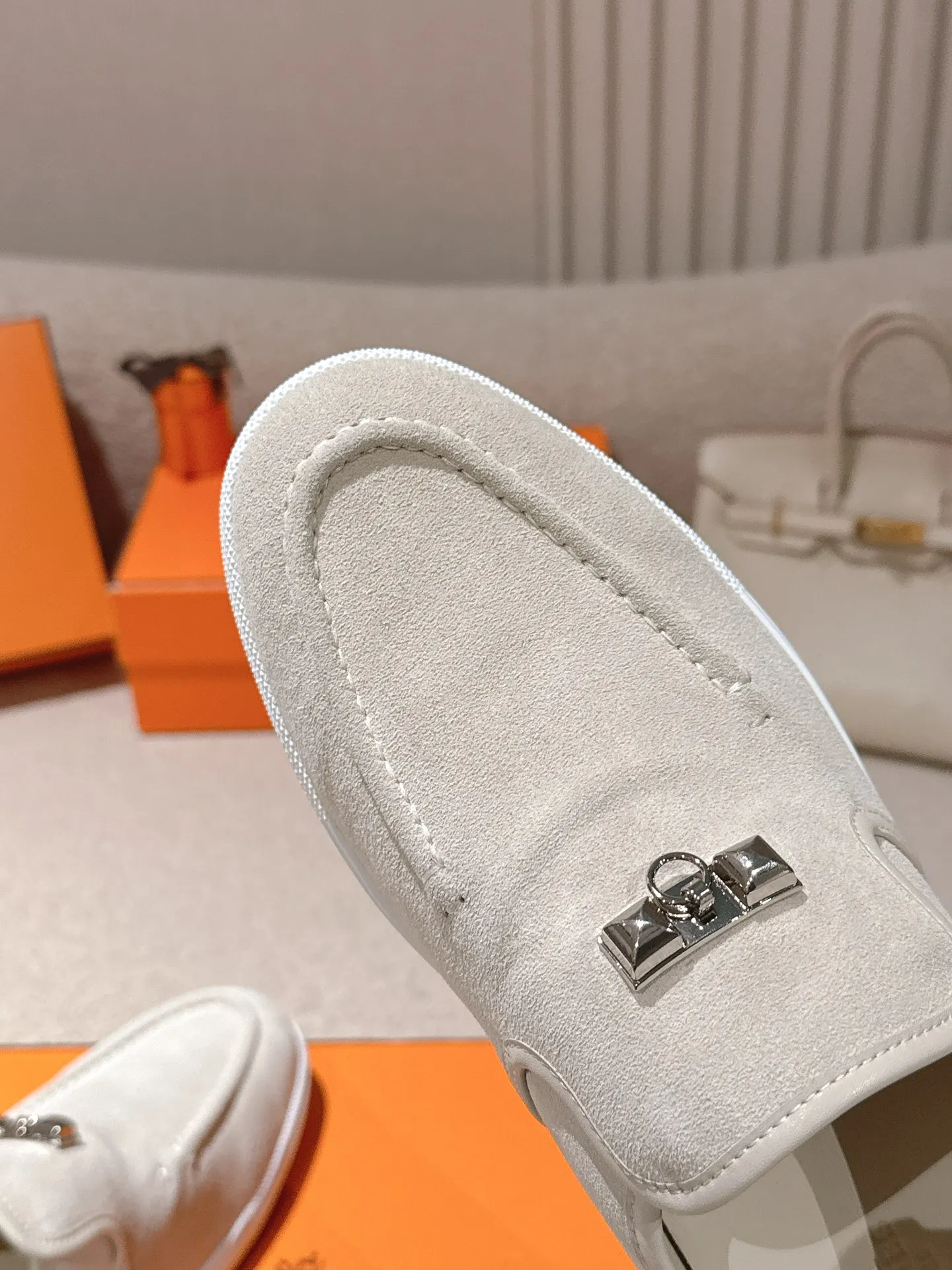 Men's Men's Shoes 600💰 Hermes# Couple Studded Loafers Calfskin and suede goatskin lace-up free sneakers with signature "H" detail. The design is simple and smooth, creating a fashionable urban look. It is comfortable and versatile. H family classics are not outdated, and the delivery counter is exquisitely packaged🛍📦 Fabric: Original customized imported first-layer cowhide/cow down Lining: Imported soft sheepskin Sole: Original open-molded anti-slip TPU material Size: 35-45